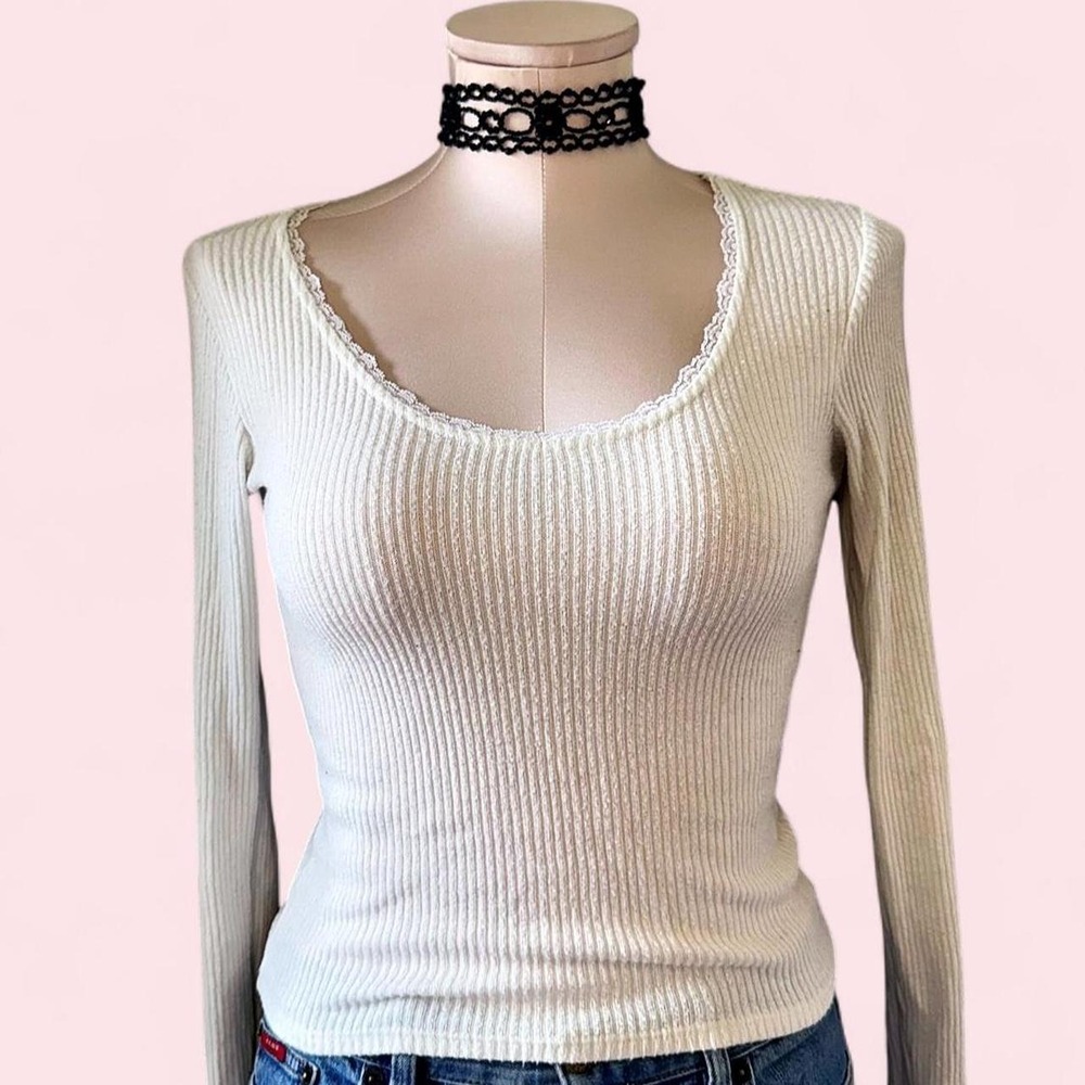 Soft ribbed knit long sleeve‎ in a creamy ivory shade with delicate lace trim